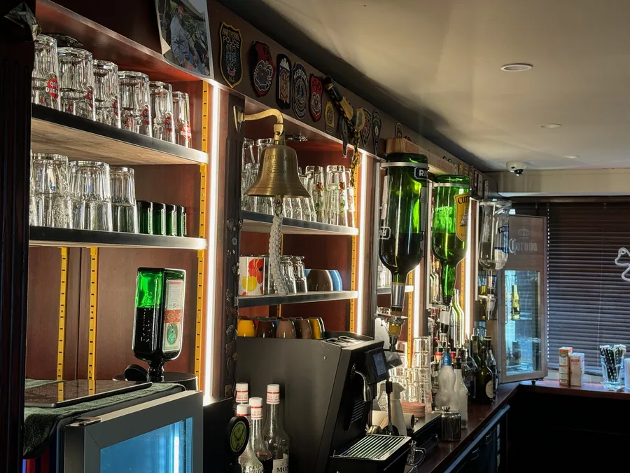 Arrière-bar équipé de bandeaux LED intégrés sur mesure par MK Connect